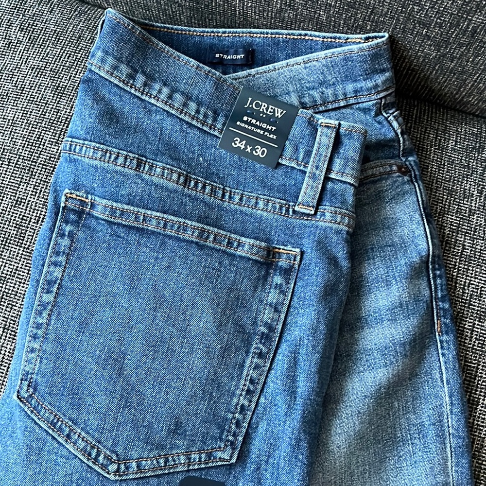 J. Crew 	 STRAIGHT-FIT JEAN IN SIGNATURE FLEX
Size: 34/30
Color: LIGHT MEDIUM